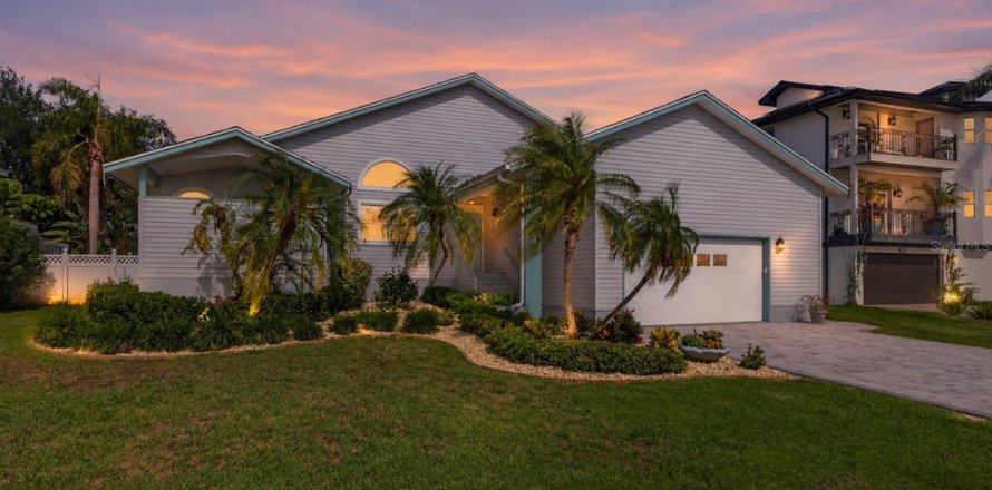 House in Tierra Verde, Florida 3 bedrooms, 211.54 sq.m. № 2204092