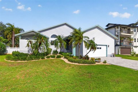 House in Tierra Verde, Florida 3 bedrooms, 211.54 sq.m. № 2204092 - photo 2