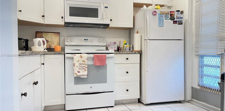 Кондоминиум с 1 спальней в Лодерхилл, Флорида № 1986419