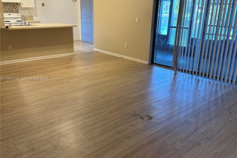 Снять в аренду таунхаус в Хомстед, Флорида 2 спальни, 109.07м2, № 2024513 - фото 2