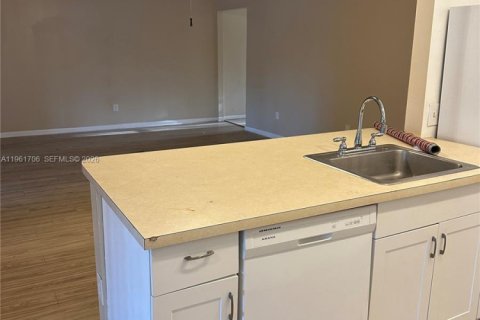 Снять в аренду таунхаус в Хомстед, Флорида 2 спальни, 109.07м2, № 2024513 - фото 4