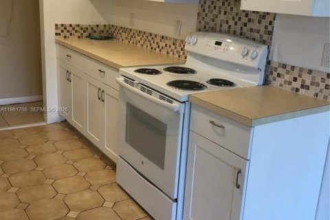 Снять в аренду таунхаус в Хомстед, Флорида 2 спальни, 109.07м2, № 2024513 - фото 10