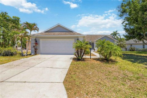 House in Sarasota, Florida 3 bedrooms, 169.83 sq.m. № 2215556 - photo 2