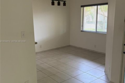 Copropriété à louer à Miami, Floride: 2 chambres, 121.89 m2 № 2088414 - photo 2