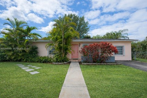 House in Miami, Florida 3 bedrooms, 134.89 sq.m. № 2064407
