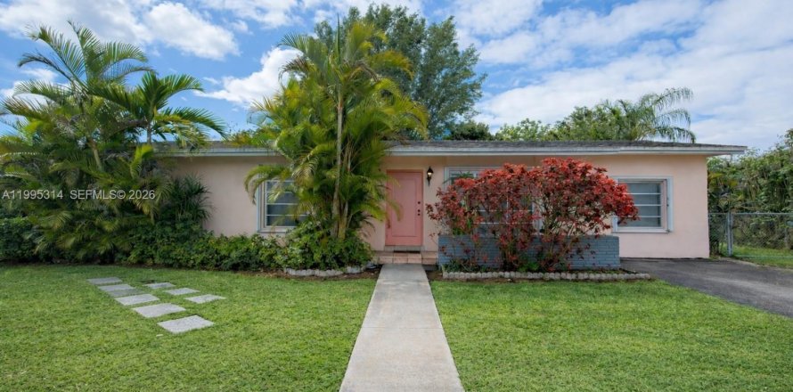 House in Miami, Florida 3 bedrooms, 134.89 sq.m. № 2064407