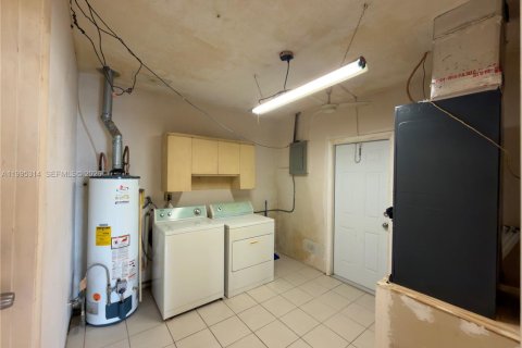 House in Miami, Florida 3 bedrooms, 134.89 sq.m. № 2064407 - photo 13