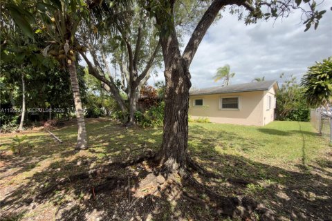 House in Miami, Florida 3 bedrooms, 134.89 sq.m. № 2064407 - photo 17