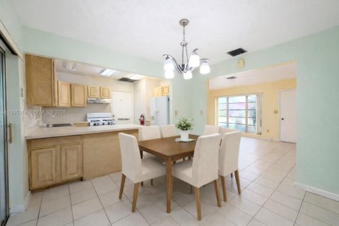 House in Miami, Florida 3 bedrooms, 134.89 sq.m. № 2064407 - photo 4