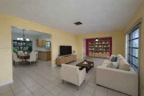 House in Miami, Florida 3 bedrooms, 134.89 sq.m. № 2064407 - photo 3