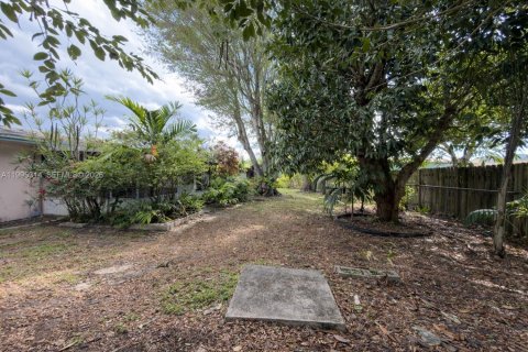 House in Miami, Florida 3 bedrooms, 134.89 sq.m. № 2064407 - photo 2