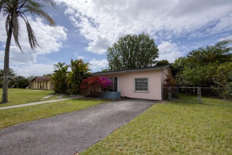 House in Miami, Florida 3 bedrooms, 134.89 sq.m. № 2064407 - photo 18