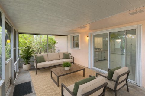 House in Miami, Florida 3 bedrooms, 134.89 sq.m. № 2064407 - photo 11