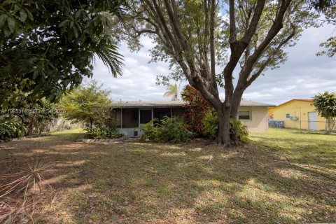 House in Miami, Florida 3 bedrooms, 134.89 sq.m. № 2064407 - photo 12