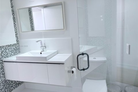 Condo in Aventura, Florida, 2 bedrooms  № 1794549 - photo 16
