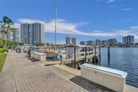 Condo in Aventura, Florida, 2 bedrooms  № 1794549 - photo 25