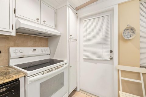 Condo in Sarasota, Florida, 1 bedroom  № 2148734 - photo 14