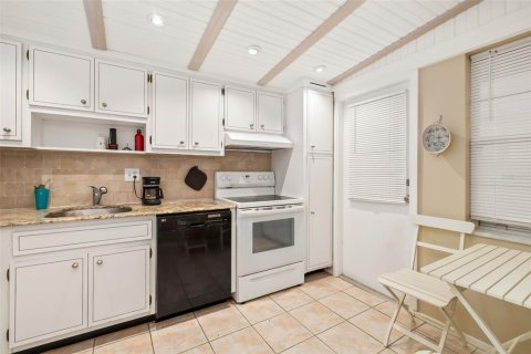 Condo in Sarasota, Florida, 1 bedroom  № 2148734 - photo 13