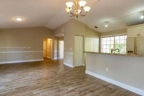 Casa en alquiler en Pembroke Pines, Florida, 3 dormitorios, 121.14 m2 № 1947958 - foto 4