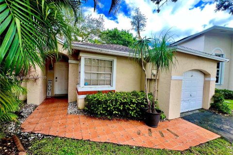 Casa en alquiler en Pembroke Pines, Florida, 3 dormitorios, 121.14 m2 № 1947958 - foto 2