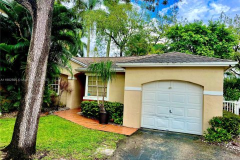 Casa en alquiler en Pembroke Pines, Florida, 3 dormitorios, 121.14 m2 № 1947958 - foto 1