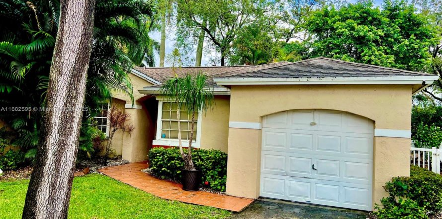 Casa en Pembroke Pines, Florida 3 dormitorios, 121.14 m2 № 1947958