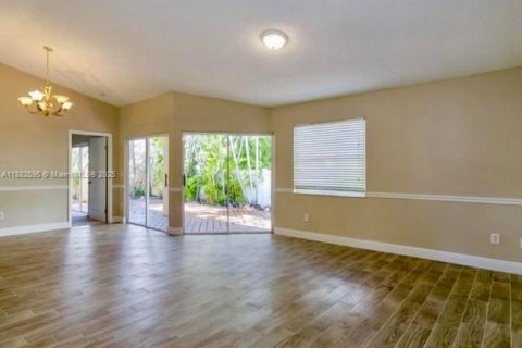 Casa en alquiler en Pembroke Pines, Florida, 3 dormitorios, 121.14 m2 № 1947958 - foto 7