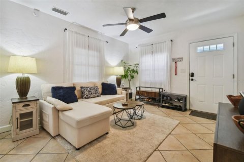 House in Tampa, Florida 3 bedrooms, 80.27 sq.m. № 1776984 - photo 8