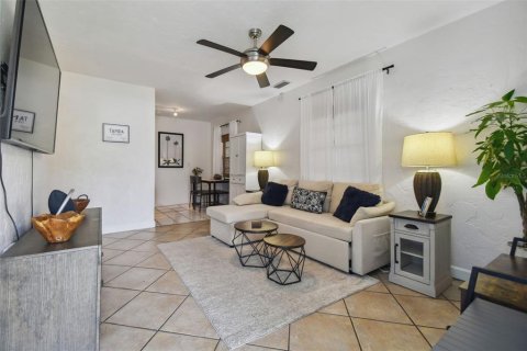 House in Tampa, Florida 3 bedrooms, 80.27 sq.m. № 1776984 - photo 6