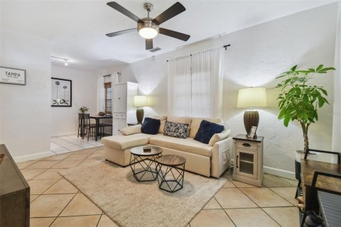 House in Tampa, Florida 3 bedrooms, 80.27 sq.m. № 1776984 - photo 7