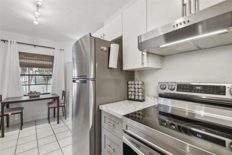 House in Tampa, Florida 3 bedrooms, 80.27 sq.m. № 1776984 - photo 12