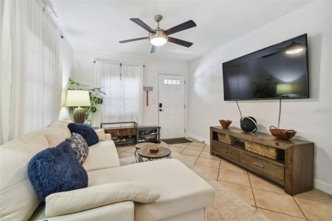House in Tampa, Florida 3 bedrooms, 80.27 sq.m. № 1776984 - photo 9