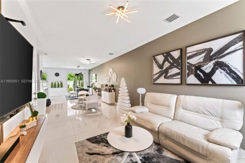 Townhouse in Doral, Florida 3 bedrooms, 168.71 sq.m. № 2005644 - photo 2