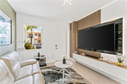 Townhouse in Doral, Florida 3 bedrooms, 168.71 sq.m. № 2005644 - photo 4