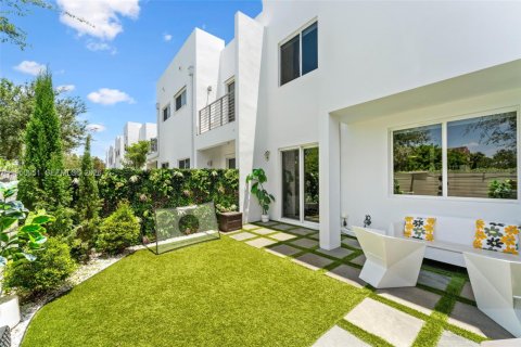 Townhouse in Doral, Florida 3 bedrooms, 168.71 sq.m. № 2005644 - photo 16