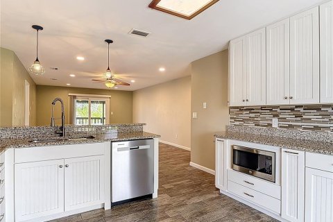Duplex in New Smyrna Beach, Florida 2 bedrooms, 167.22 sq.m. № 1919714 - photo 28