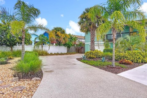 Duplex in New Smyrna Beach, Florida 2 bedrooms, 167.22 sq.m. № 1919714 - photo 9