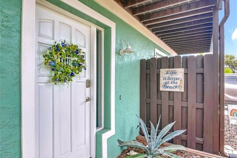 Duplex in New Smyrna Beach, Florida 2 bedrooms, 167.22 sq.m. № 1919714 - photo 10