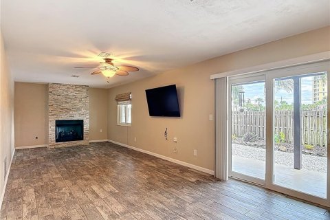 Duplex in New Smyrna Beach, Florida 2 bedrooms, 167.22 sq.m. № 1919714 - photo 13