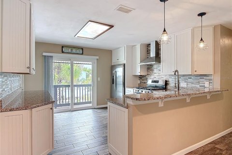 Duplex in New Smyrna Beach, Florida 2 bedrooms, 167.22 sq.m. № 1919714 - photo 25