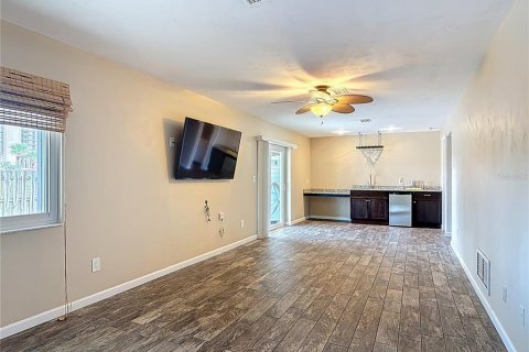 Duplex in New Smyrna Beach, Florida 2 bedrooms, 167.22 sq.m. № 1919714 - photo 14