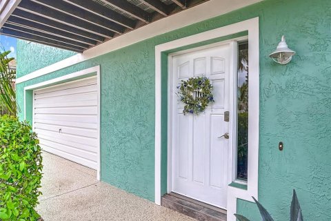 Duplex in New Smyrna Beach, Florida 2 bedrooms, 167.22 sq.m. № 1919714 - photo 1
