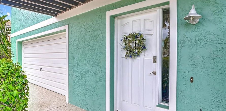 Duplex in New Smyrna Beach, Florida 2 bedrooms, 167.22 sq.m. № 1919714