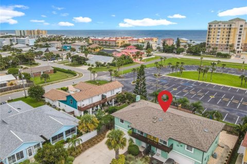 Duplex in New Smyrna Beach, Florida 2 bedrooms, 167.22 sq.m. № 1919714 - photo 2