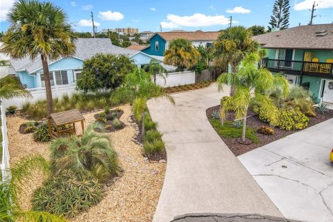 Duplex in New Smyrna Beach, Florida 2 bedrooms, 167.22 sq.m. № 1919714 - photo 4