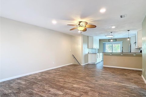 Duplex in New Smyrna Beach, Florida 2 bedrooms, 167.22 sq.m. № 1919714 - photo 23