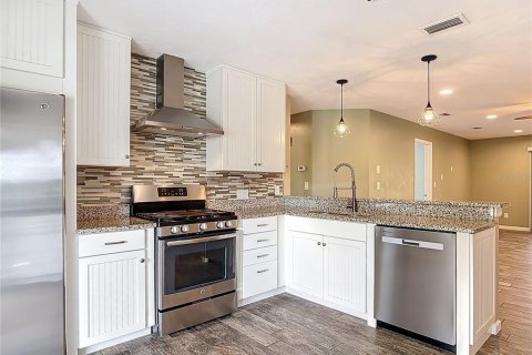 Duplex in New Smyrna Beach, Florida 2 bedrooms, 167.22 sq.m. № 1919714 - photo 27