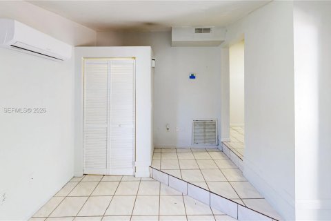 Immobilier commercial à vendre à Hialeah, Floride: 259.75 m2 № 2007599 - photo 10