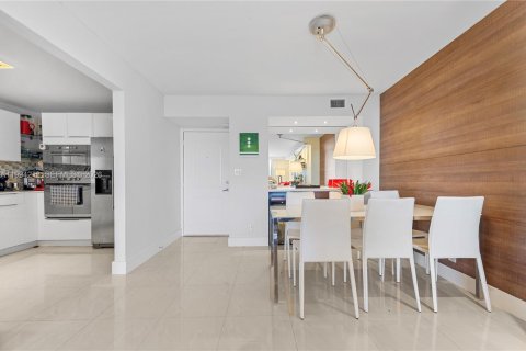 Condo in Sunny Isles Beach, Florida, 2 bedrooms  № 2055861 - photo 13