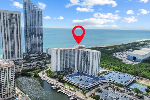 Condo in Sunny Isles Beach, Florida, 2 bedrooms  № 2055861 - photo 24